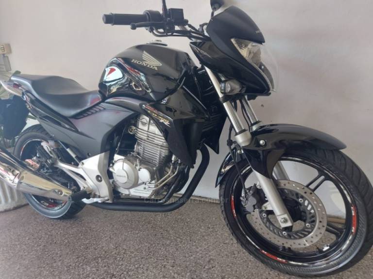 HONDA - CB 300R - 2013/2014 - Preta - R$ 14.990,00