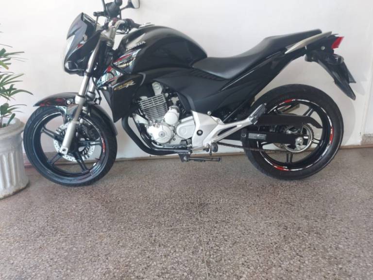 HONDA - CB 300R - 2013/2014 - Preta - R$ 14.990,00