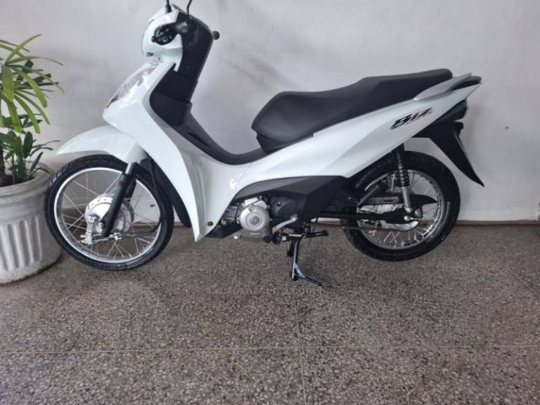 HONDA - BIZ 125 - 2024/2025 - Branca - R$ 15.900,00