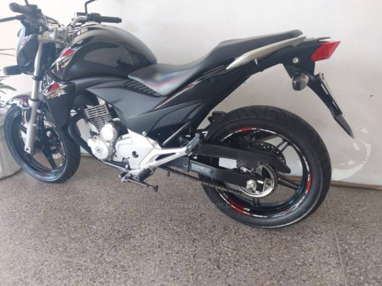 HONDA - CB 300R - 2013/2014 - Preta - R$ 14.990,00