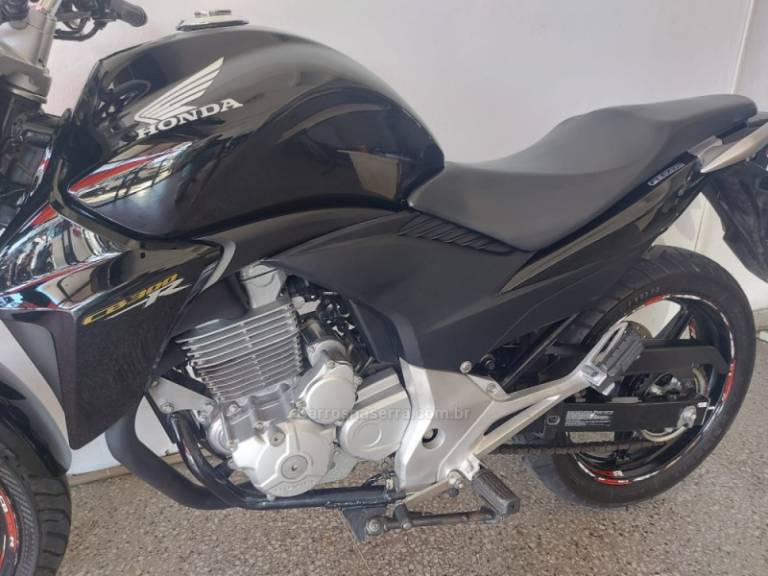 HONDA - CB 300R - 2013/2014 - Preta - R$ 14.990,00