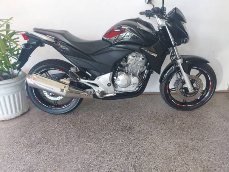 HONDA - CB 300R - 2013/2014 - Preta - R$ 14.990,00