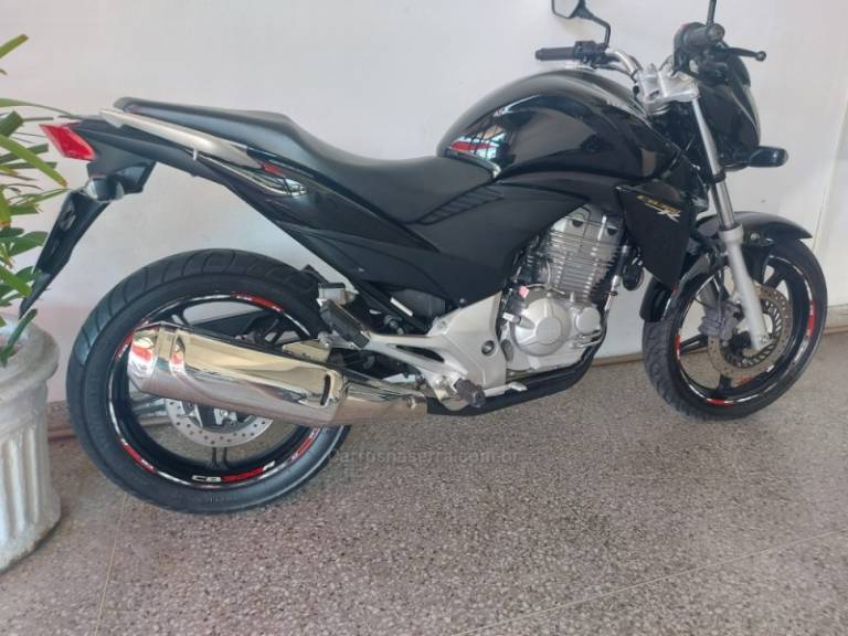 HONDA - CB 300R - 2013/2014 - Preta - R$ 14.990,00